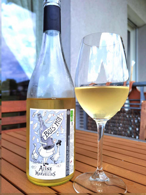 Domaine des Mathouans aline au pays with glass
