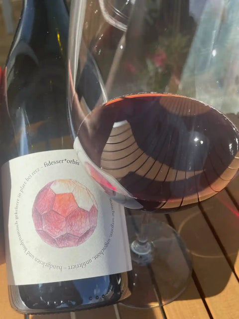 Fidesser Orbis Rot 2021 bottle and glass
