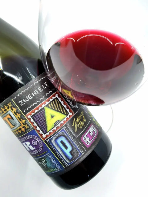 Johannes Trapl Zweigelt 2020 with glass