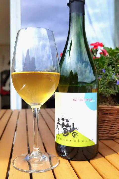 Rennersistas Waiting for Tom 2022 bottle and glass - Natural Wine Dealers