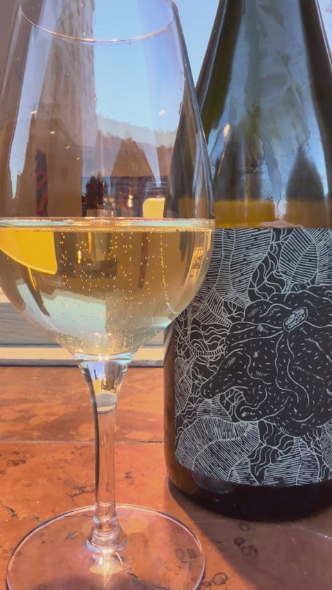 The fine perlage is showing the glass of the naboso opera I