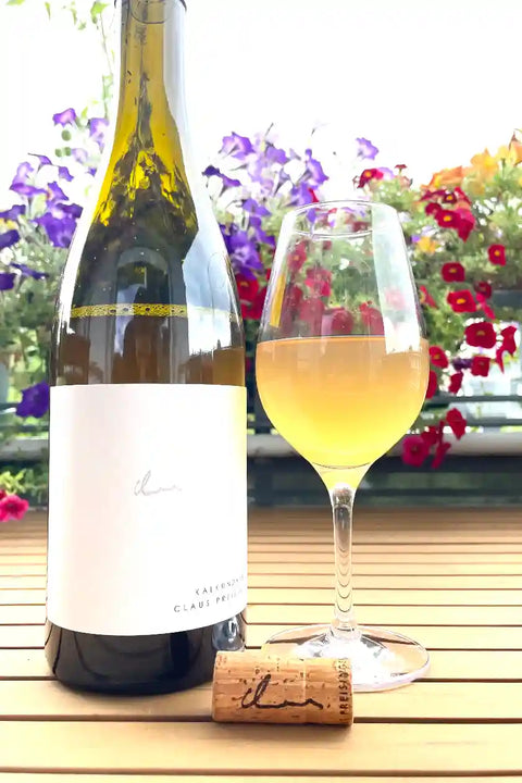 Bottle and glass of Kalkundkiesel Weiss 2023 - Natural Wine Dealers