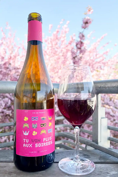Bottle abd glass of Fabien Jouves Tu Vin Plus aux Soiree 2025 - Natural Wine Dealers