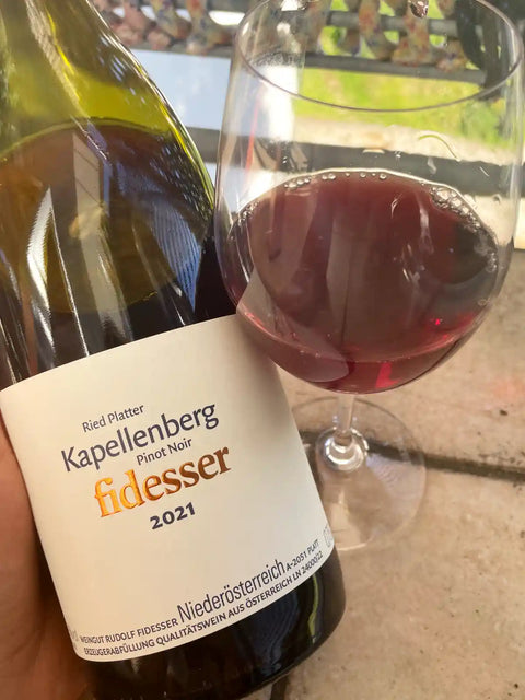 Fidesser Kapellenberg 2021 bottle and glass
