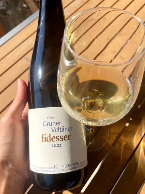 Fidesser Platter Grüner Veltliner 2022 bottle and glass