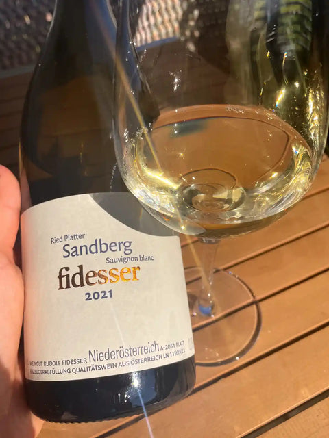 Fidesser Sandberg Sauvignon Blanc 2021 bottle and glass
