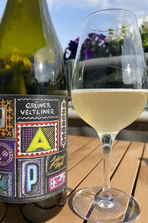 Bottle and glas of Johannes Trapl Grüner Veltliner 2025 - Natural Wine Dealers