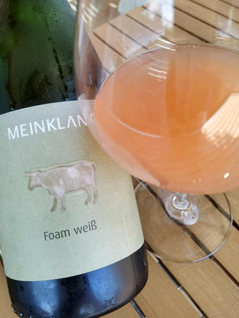 Meinklang Foam Weiss 2021 bottle and glass