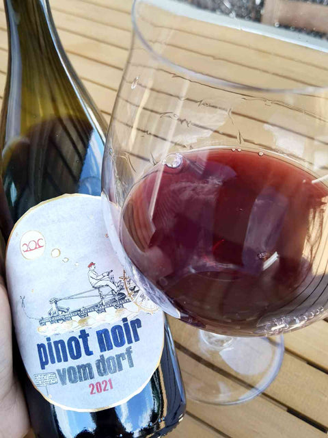 Pittnauer pinot noir vom Dorf 2021 bottle and glass