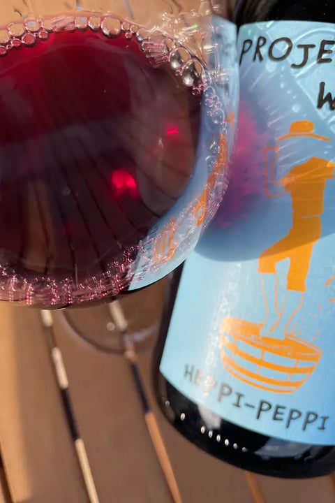 Bottle and glass of Projekt Wildtyp Heppi Peppi 2023 - Natural Wine Dealers