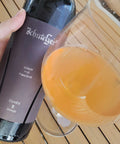 Schmelzer Schlicht und Ergreifend cuvee III orange with glass 2