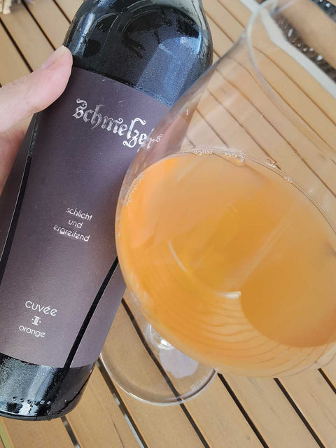 Schmelzer Schlicht und Ergreifend cuvee III orange with glass 2