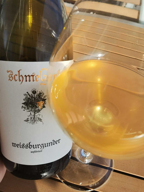 Schmelzer Weissburgunder unfiltriert 2019 with glass 2