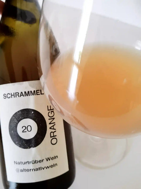 Schrammel Alternativ Orange 2020 bottle and glass
