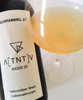Schrammel Alternativ Weiss 2020 bottle and glass