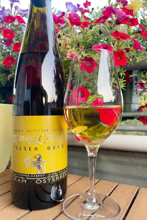 Bottle and glass of Wimmer Czerny Grüner Veltliner Reserve Felser Berg 2017 - Natural Wine Dealers