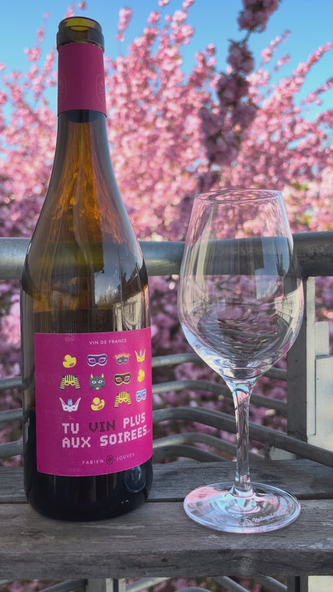 Fabien Jouves Tu vin plus aux soirees pouring