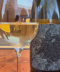 The fine perlage is showing the glass of the naboso opera I
